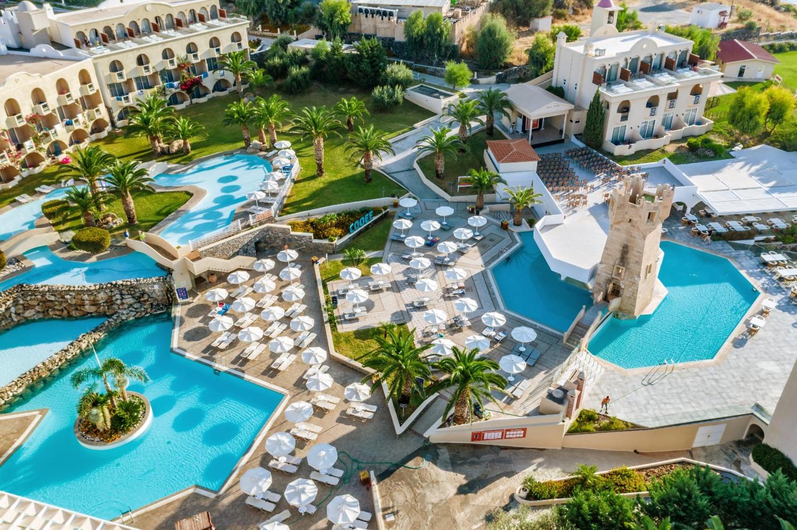 Lindos Royal Resort teritorijas skats no augšas ar viduslaiku stila torni, baseiniem un viesnīcas korpusiem Rodas salā