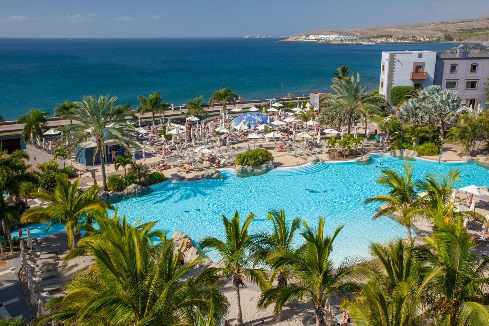 Aerofoto skats uz Lopesan Villa del Conde baseinu kompleksu un sauļošanās zonu pie Atlantijas okeāna krasta