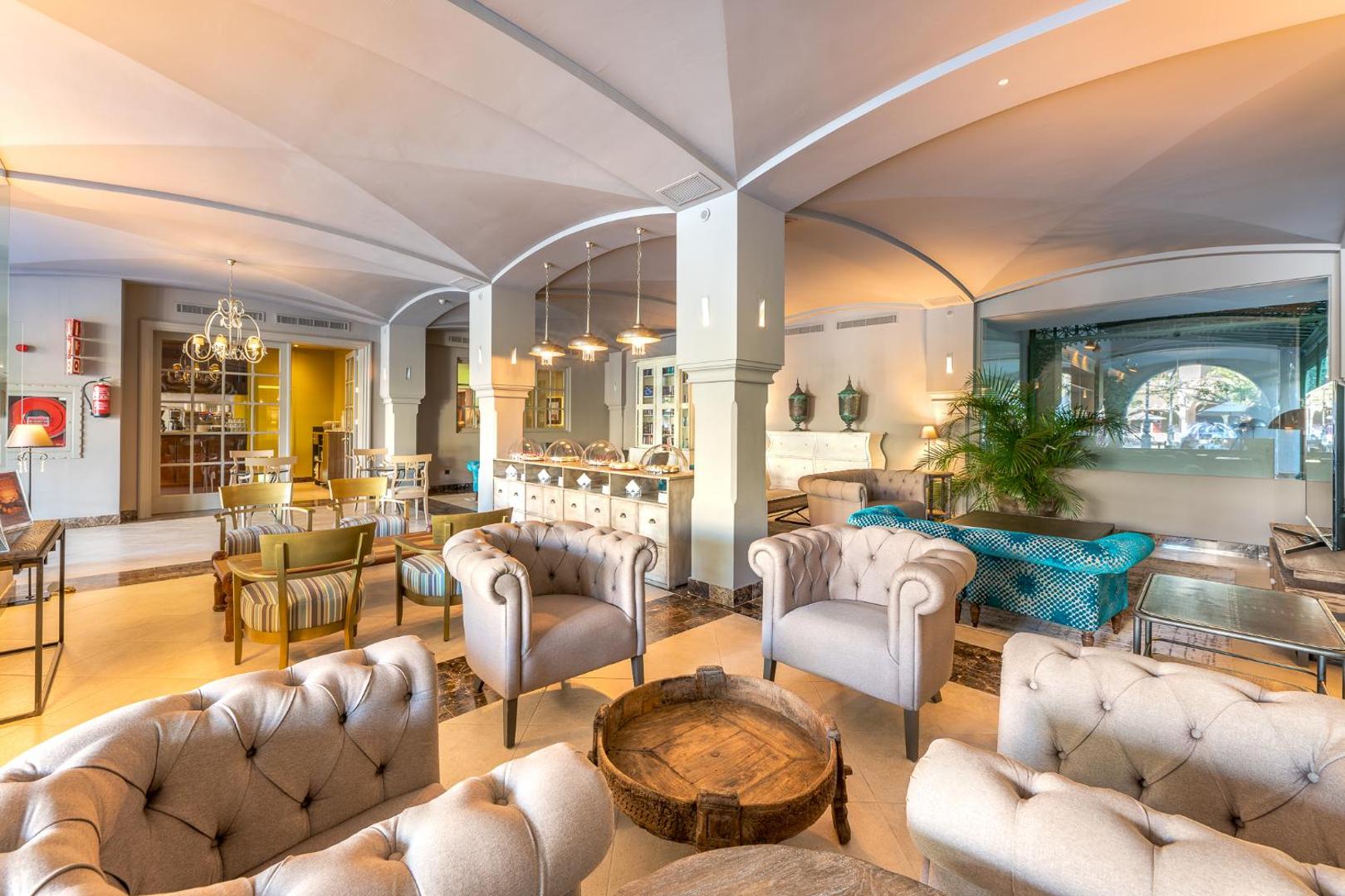 Lopesan Villa del Conde Resort & Thalasso lobby bārs ar mīkstiem atpūtas krēsliem un klasisku interjeru atpūtai