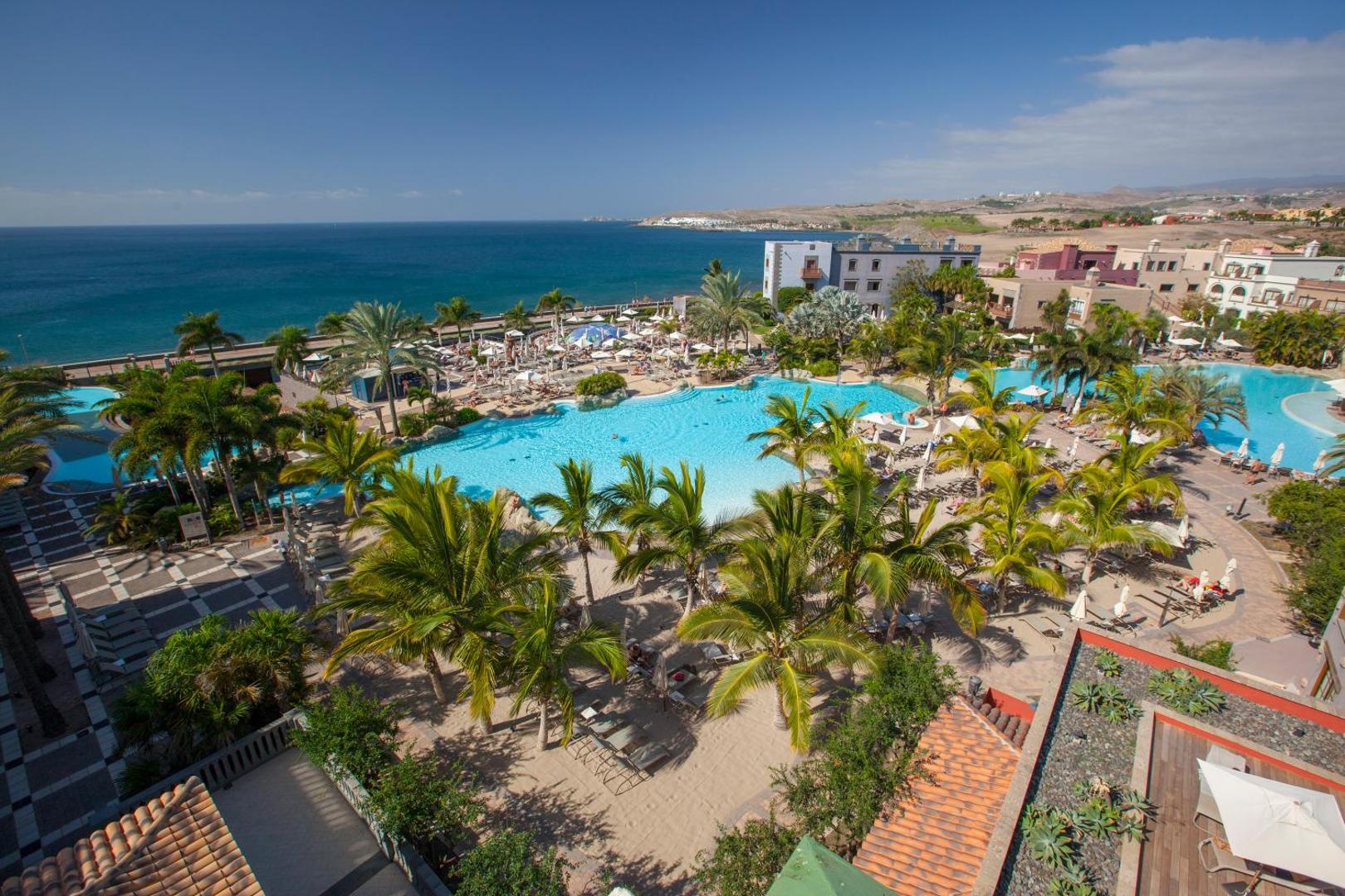 Lopesan Villa del Conde Resort & Thalasso lagūnas tipa baseins ar smilšu zonu un skatu uz okeānu Grankanārijas dienvidos