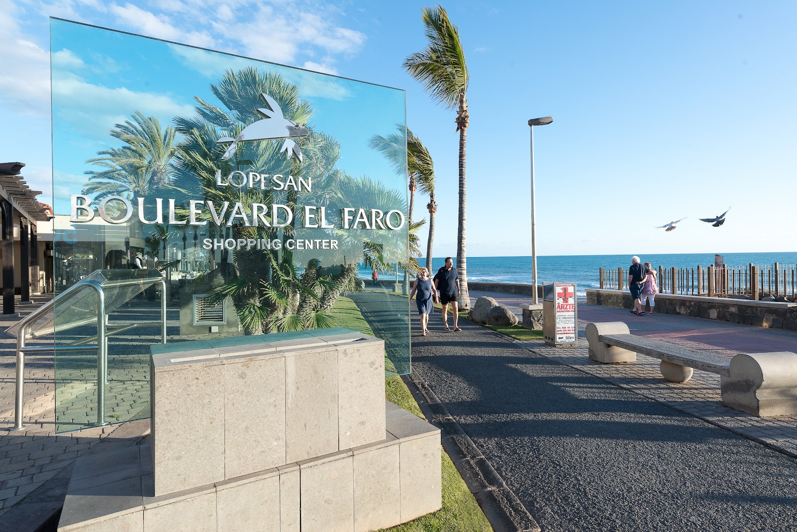 Lopesan Boulevard El Faro iepirkšanās centrs pie okeāna promenādes netālu no Lopesan Villa del Conde Resort & Thalasso