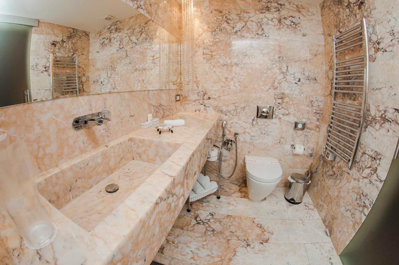 Astoria Boutique Hotel plaša vannas istaba ar dubulto marmora izlietni un apsildāmo dvieļu žāvētāju