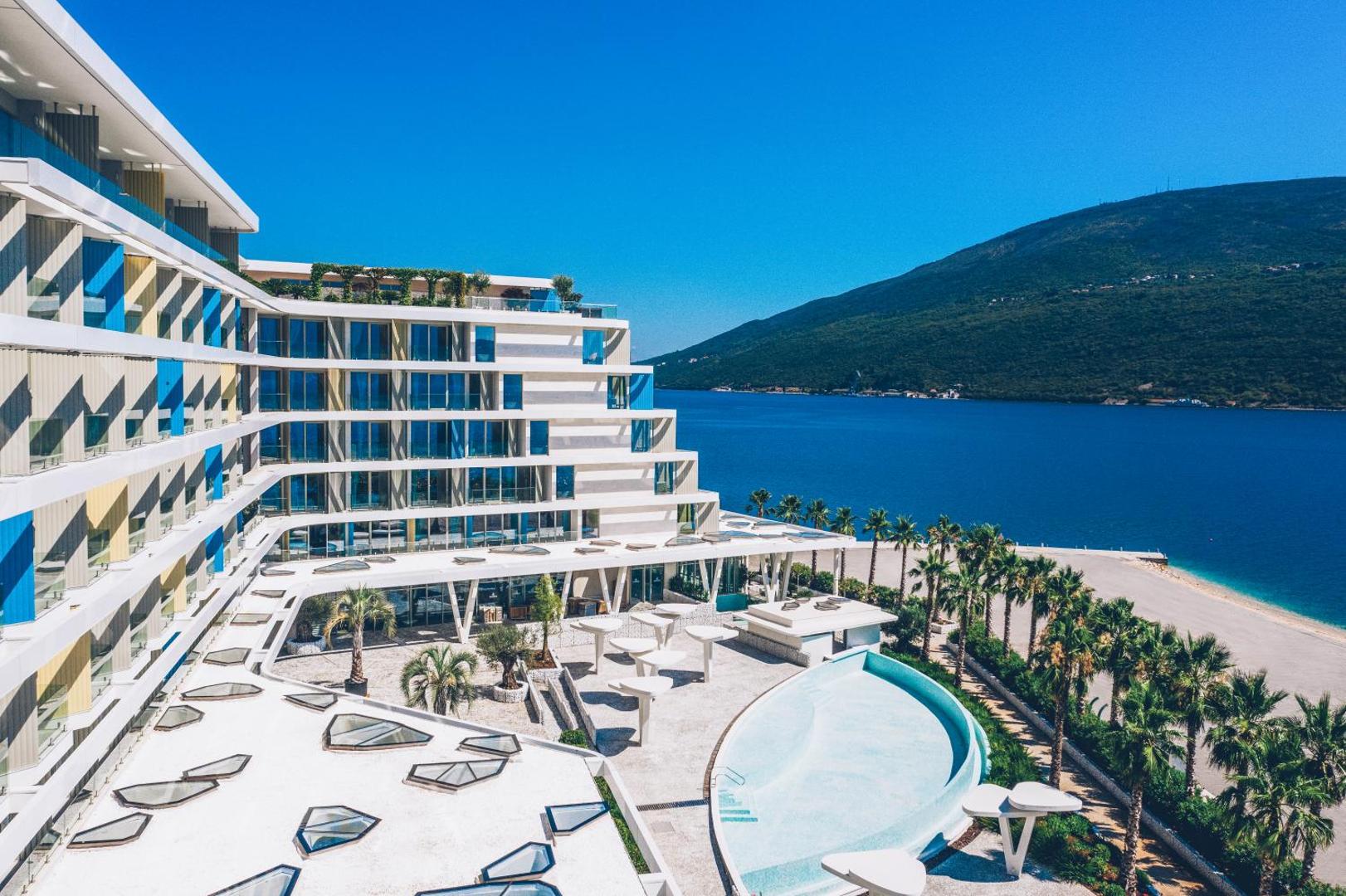 Carine Hotel Kumbor Superior modernā arhitektūra ar āra baseinu un skatu uz Adrijas jūras līci saulainā dienā