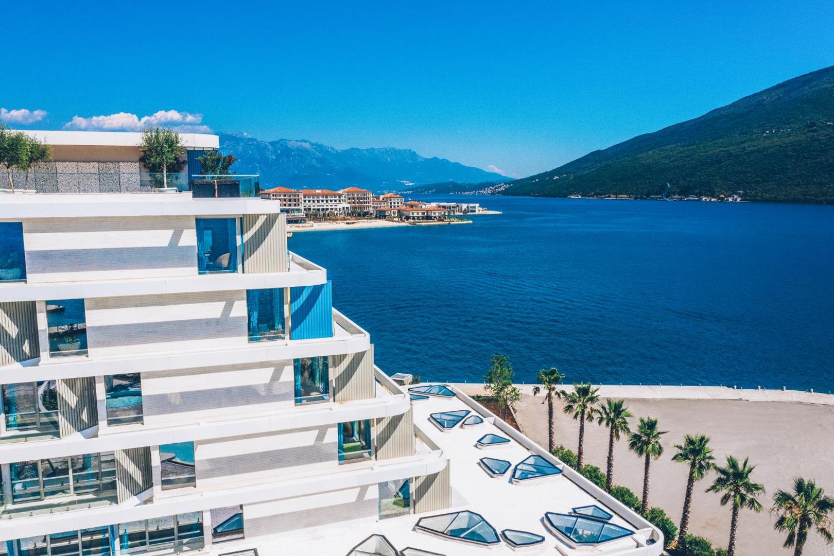 Skats no Carine Hotel Kumbor Superior augšējiem stāviem uz Kotoras līci, piekrastes pilsētām un kalnu grēdām
