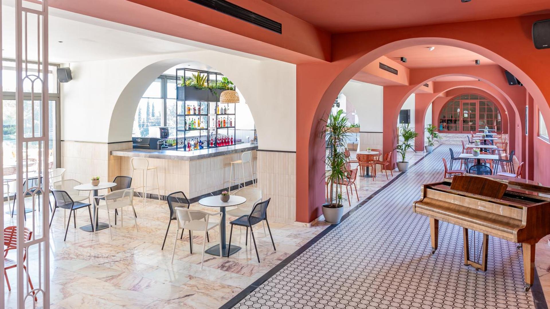 Iolida Corfu Resort & Spa bārs un atpūtas telpa ar klavierēm, arkām un modernām mēbelēm