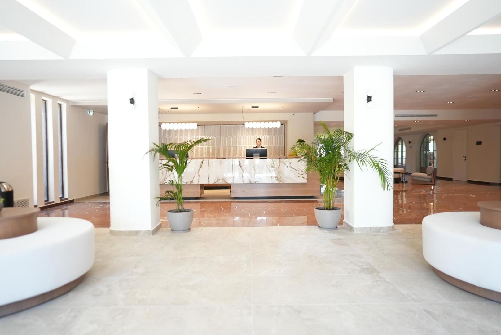 Iolida Corfu Resort & Spa recepcijas lete ar marmora apdari un gaišu interjeru Korfu salā, Grieķijā