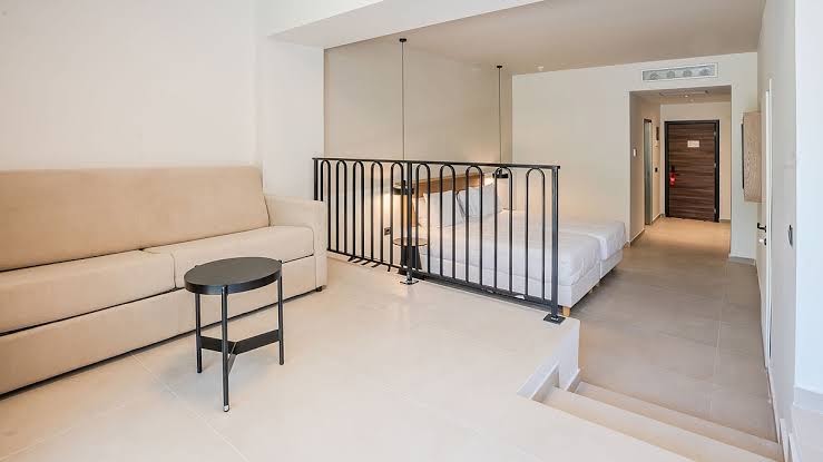 Iolida Corfu Resort & Spa plašs ģimenes numurs divos līmeņos ar dīvānu un guļamzonu Korfu salā