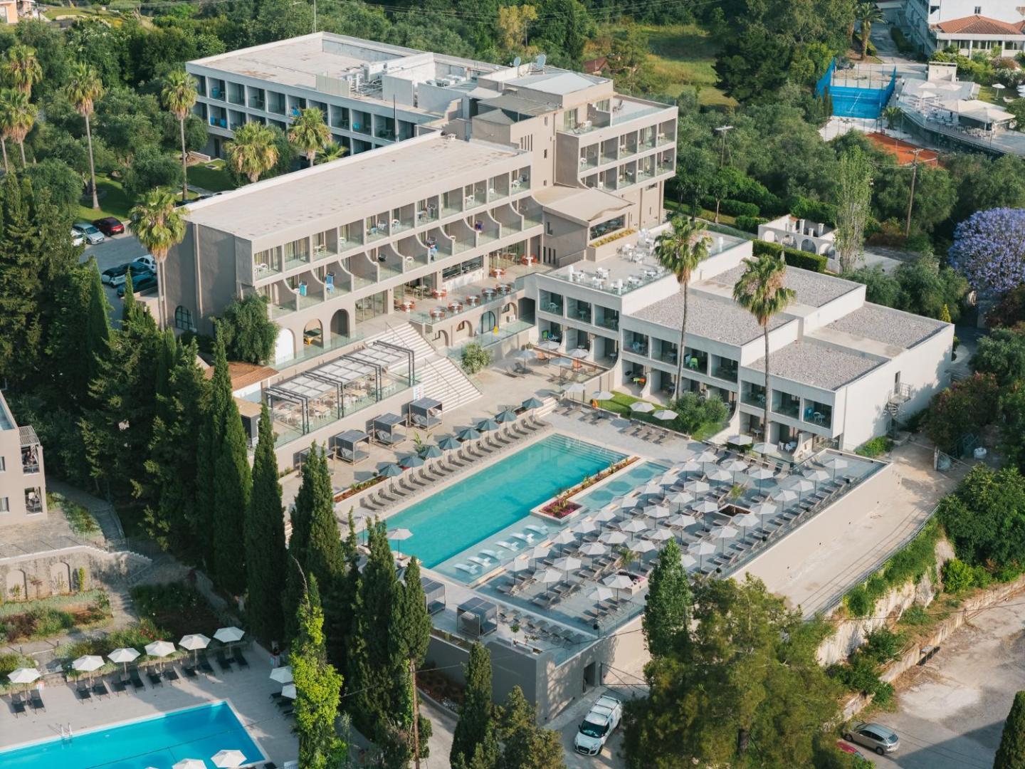 Iolida Corfu Resort & Spa aerofoto uzņēmums Korfu salā — plaša teritorija ar diviem āra baseiniem, saulessargiem un modernu arhitektūru