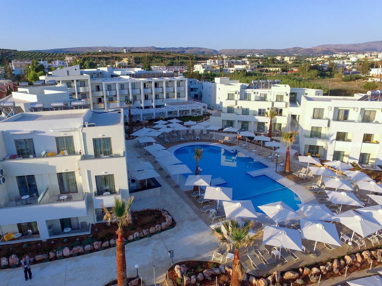 Harmony Rethymno Beach āra baseins un atpūtas zona ar skatu uz kalniem