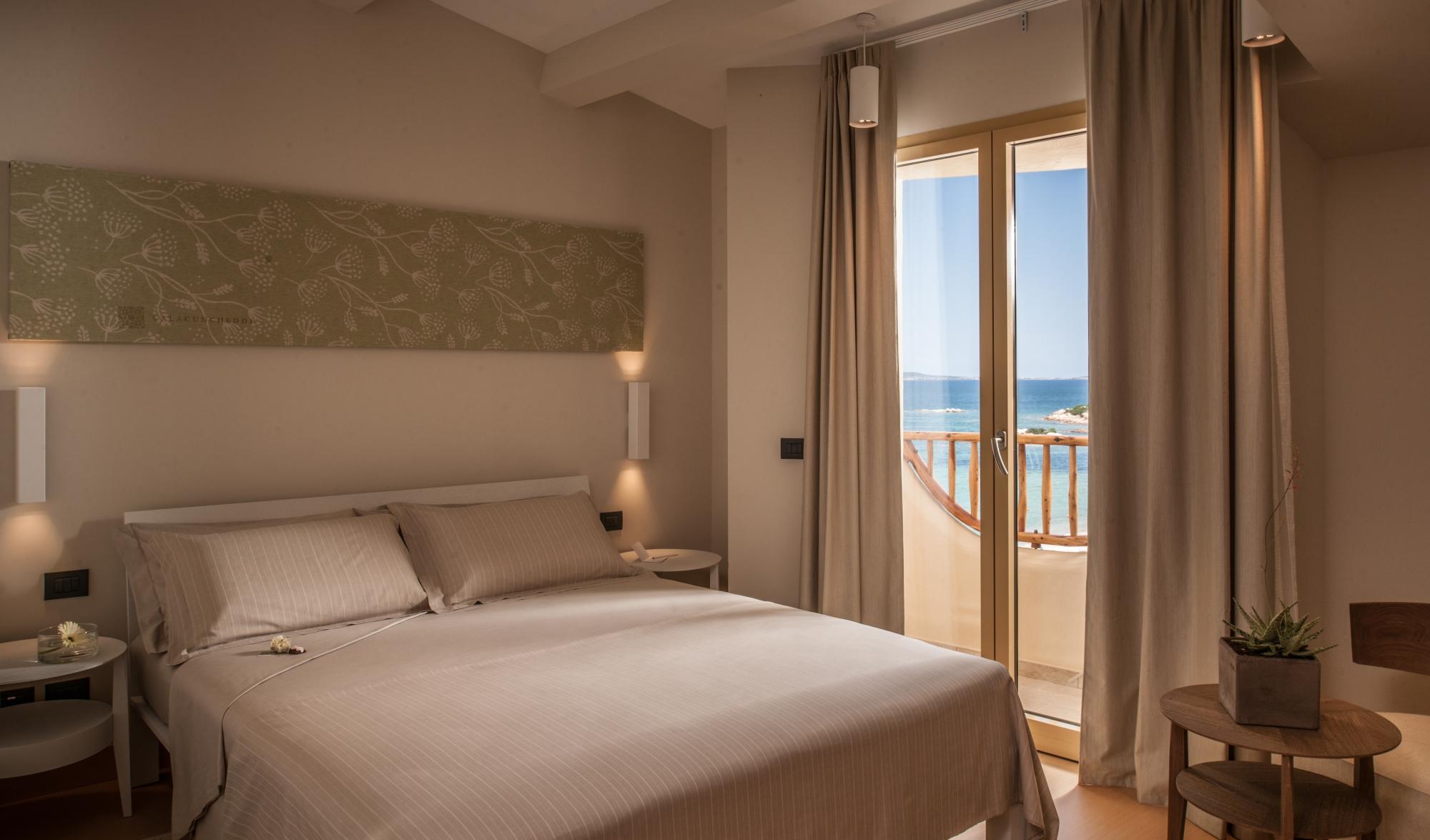 Cala Cuncheddi numurs ar skatu uz jūru