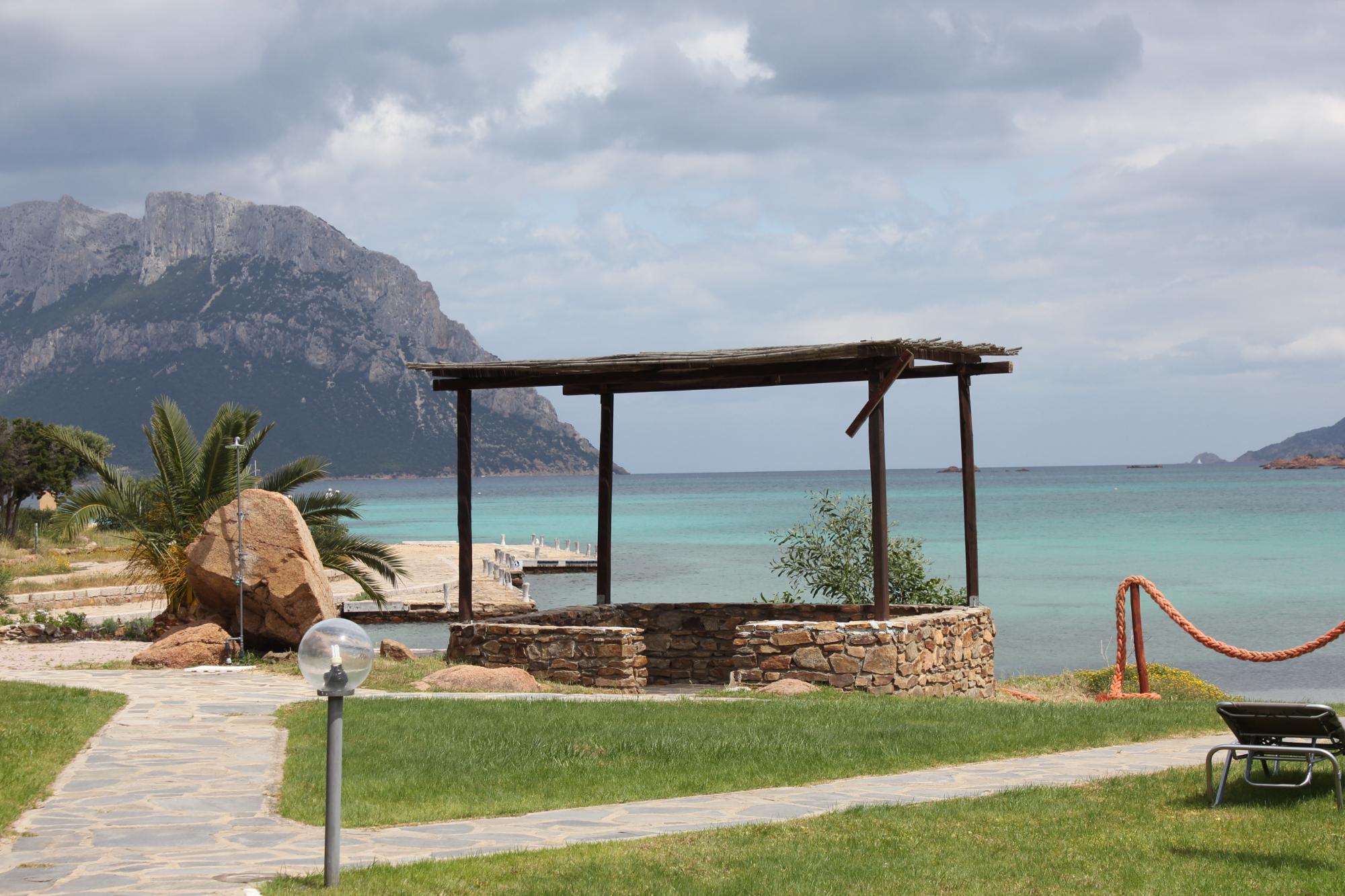 Skats uz pludmali un kalniem no San Paolo piekrastes