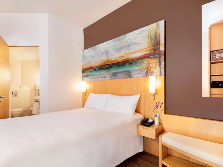 Ibis One Central Trade Center