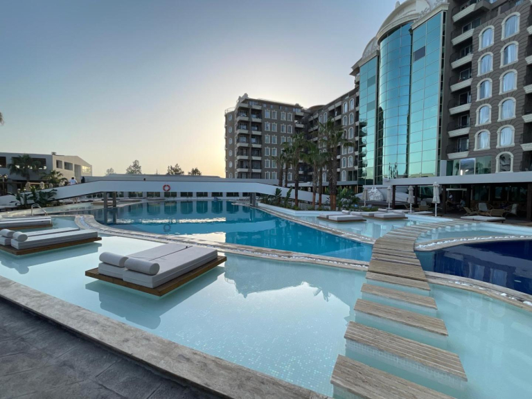 LAUR HOTELS Experience & Elegance