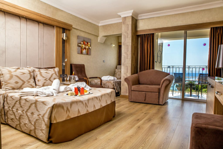 LAUR HOTELS Experience & Elegance