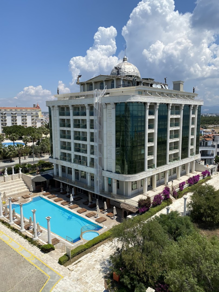 LAUR HOTELS Experience & Elegance
