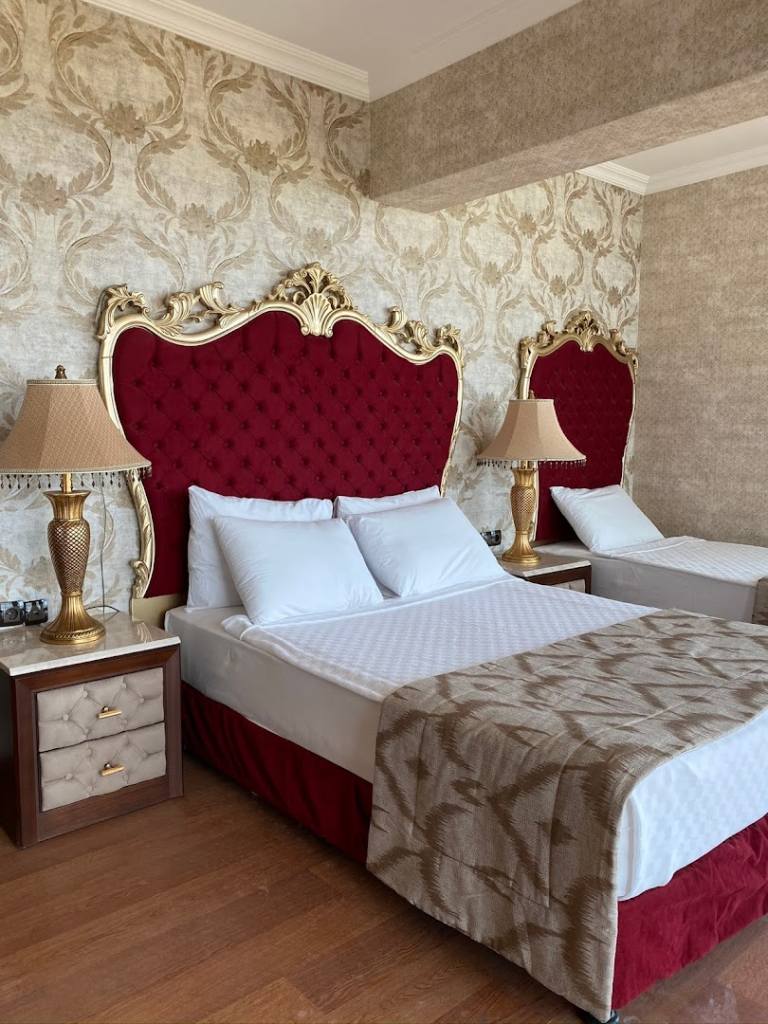 LAUR HOTELS Experience & Elegance