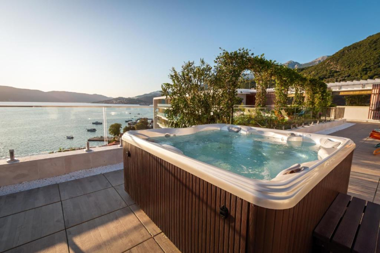 Carine Hotel Kumbor Superior