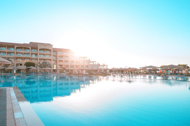 Albatros White Beach Resort