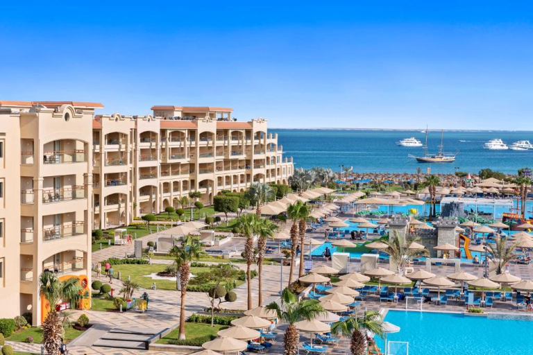Albatros White Beach Resort