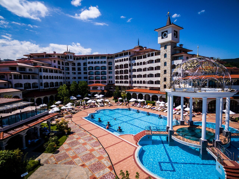 Helena Sands 5*
