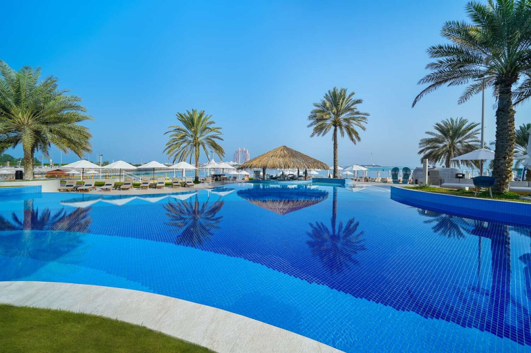 Radisson Blu Hotel & Resort Abu Dhabi Corniche 4*