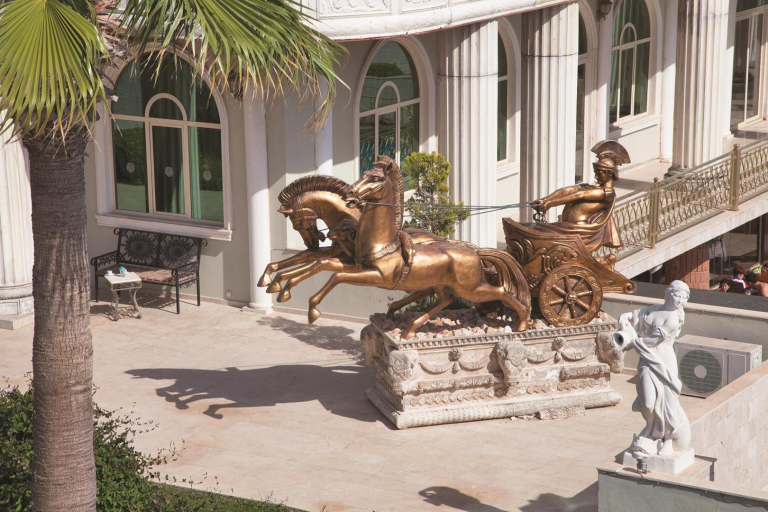 LAUR HOTELS Experience & Elegance