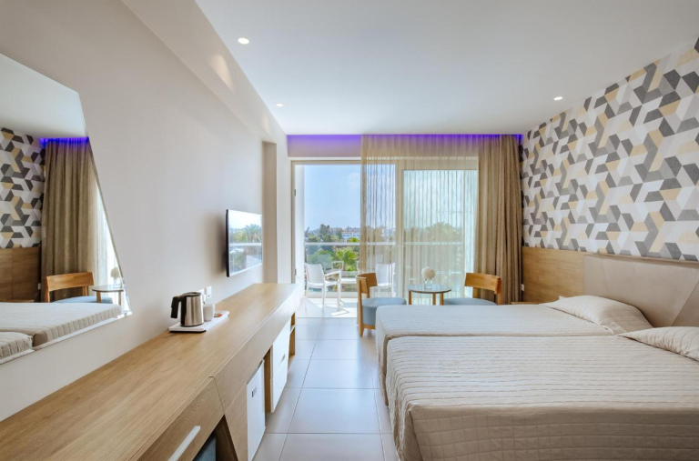 Tasia Maris Seasons Hotel