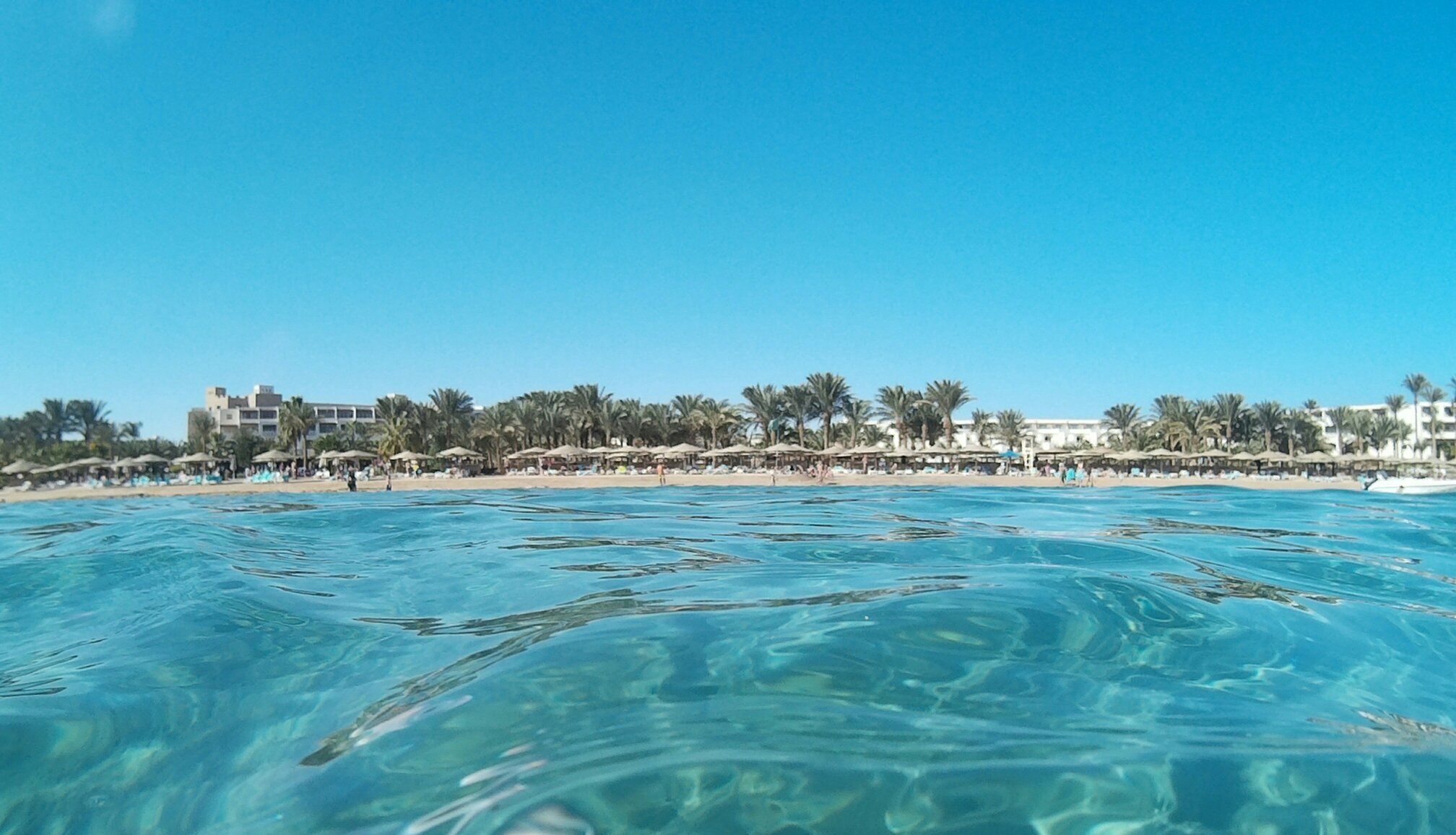 Fort Arabesque Resort, Spa & Villas piekrastes skats no jūras.