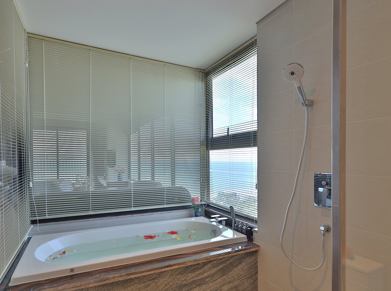 Vipol Muine Hotel & Spa vannas istaba ar skatu uz jūru