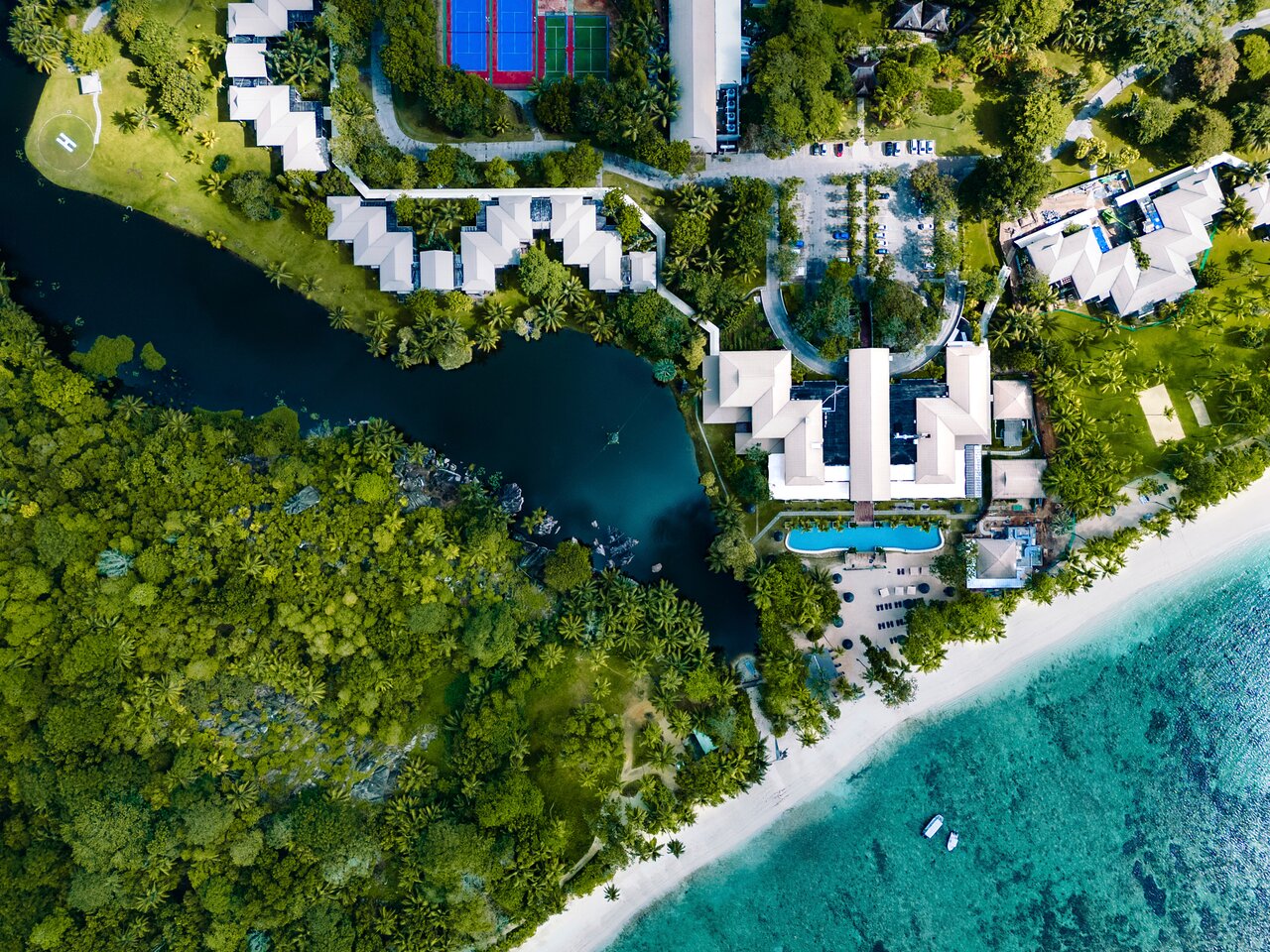 Kempinski Seychelles Resort teritorija no putna lidojuma starp okeānu un tropu dabu