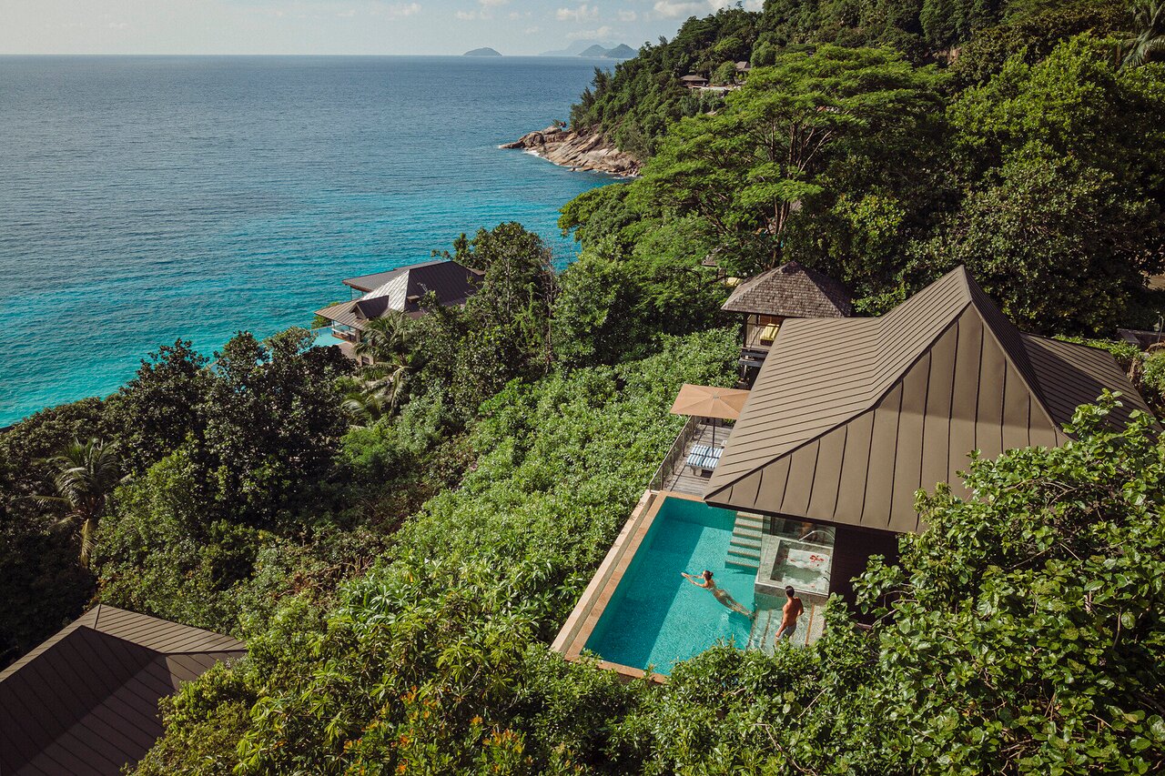 Four Seasons Resort Seychelles privāta villa ar baseinu tropu zaļumu ielenkumā.