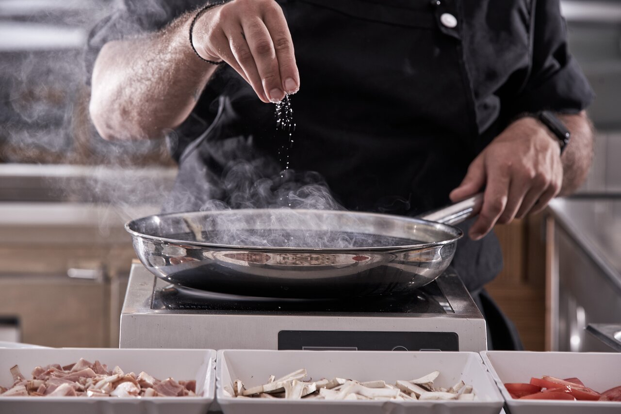 Šefpavārs gatavo ēdienu restorānā Kiotari Miraluna Resort.