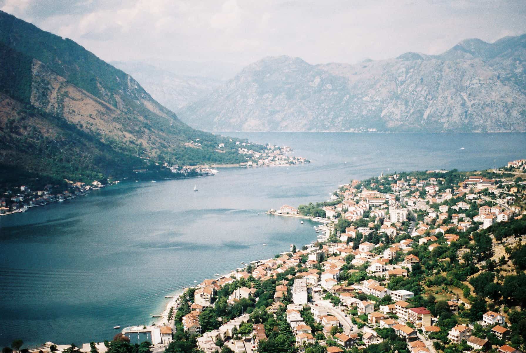 Kotoras līcis Melnkalnē - kalnu panorāma no putna lidojuma Vanilla Travel kruīzā