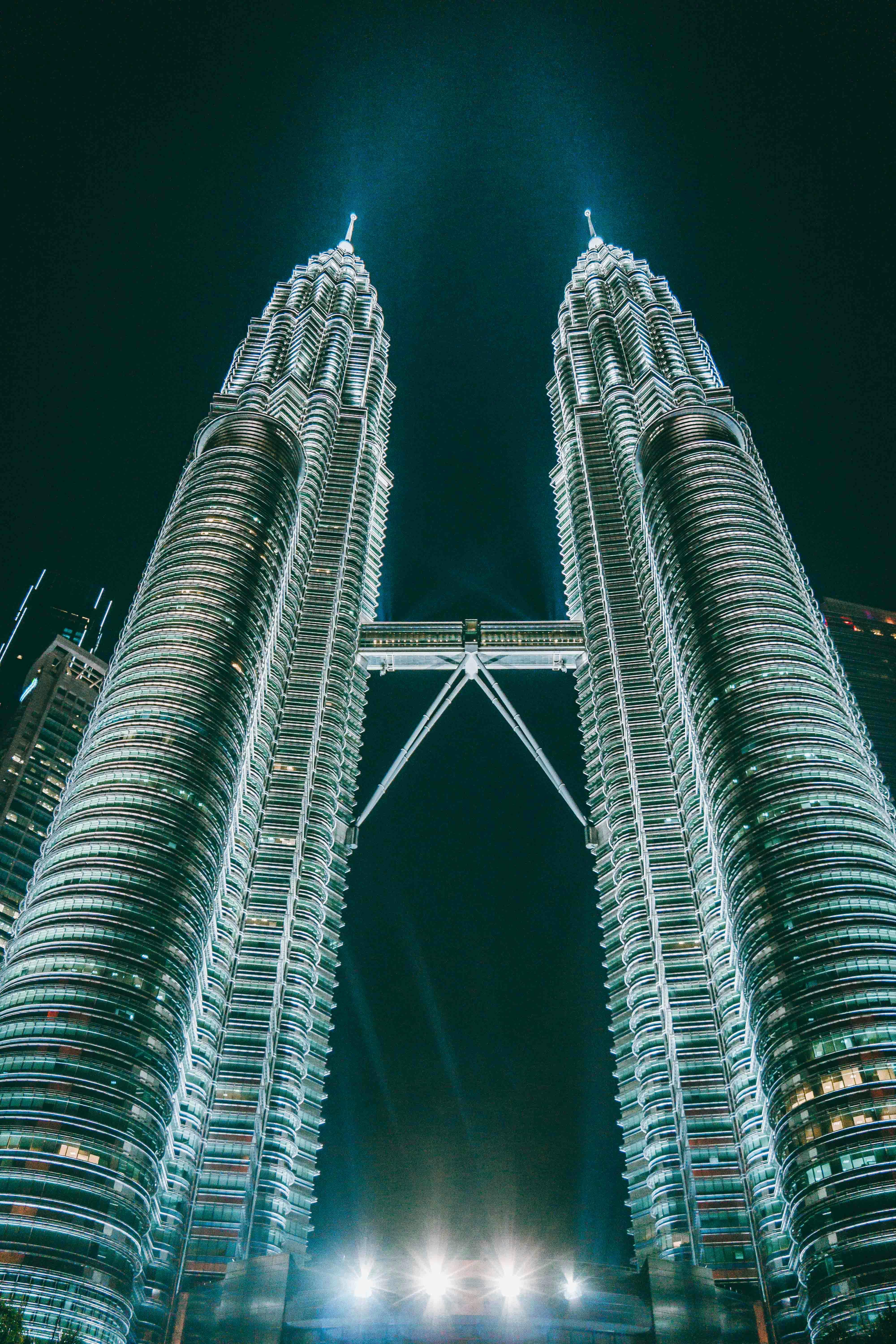 Petronas dvīņu torņi Kuala Lumpurā – izgaismoti debesskrāpji naktī Vanilla Travel ceļojumā
