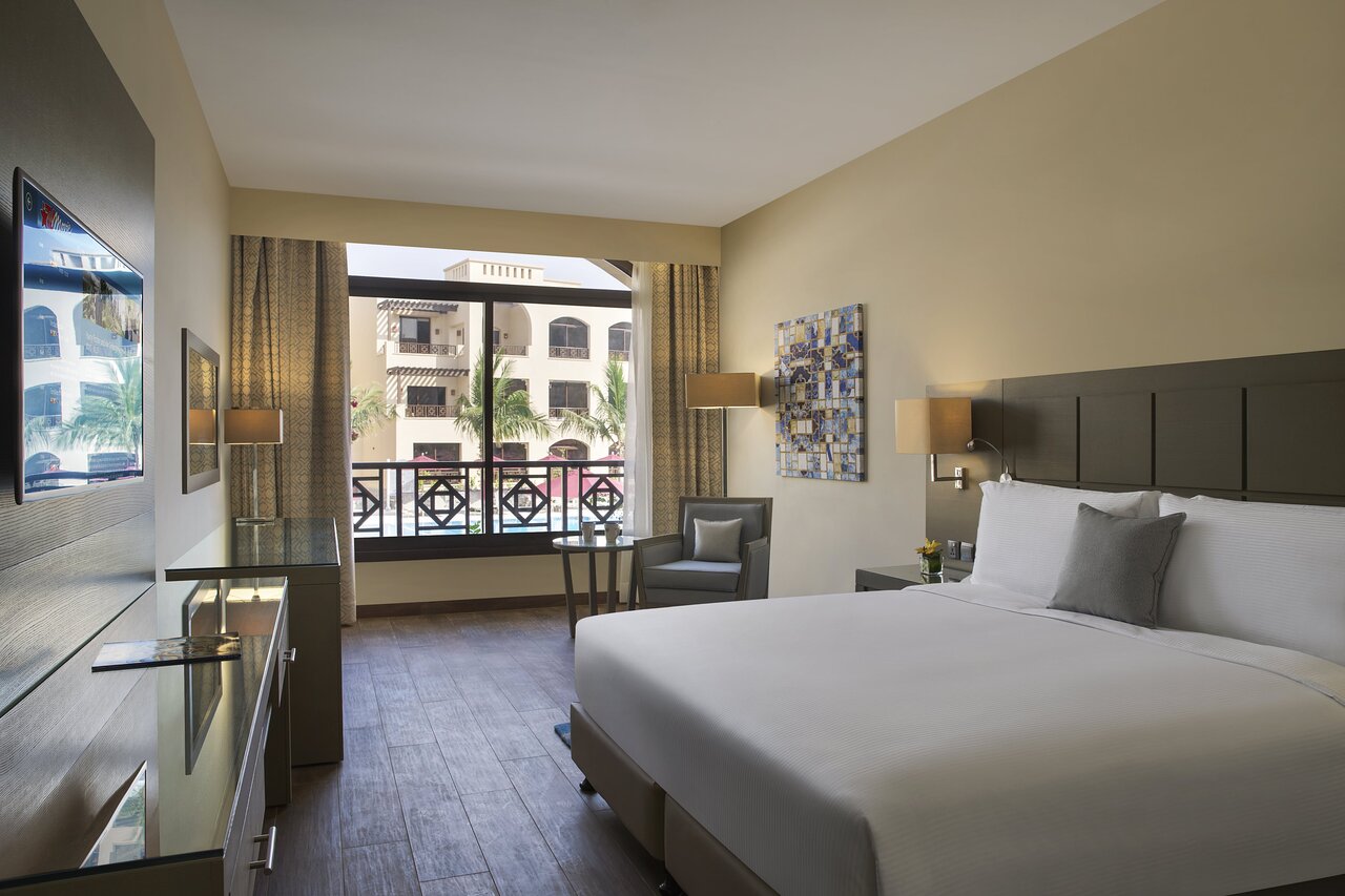 Numurs ar balkonu viesnīcā The Cove Rotana Resort.