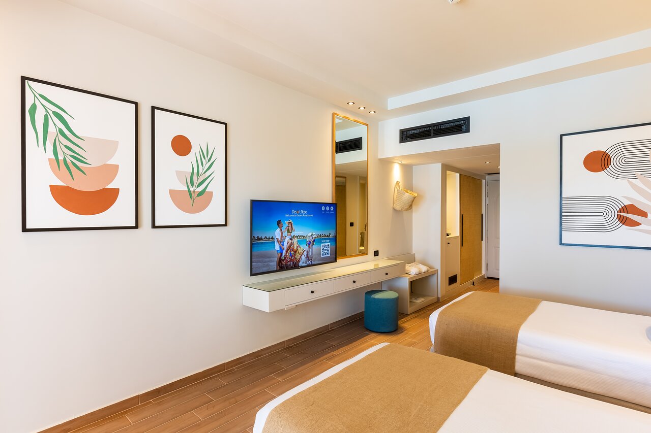 Desert Rose Resort numurs ar modernu interjeru un TV.