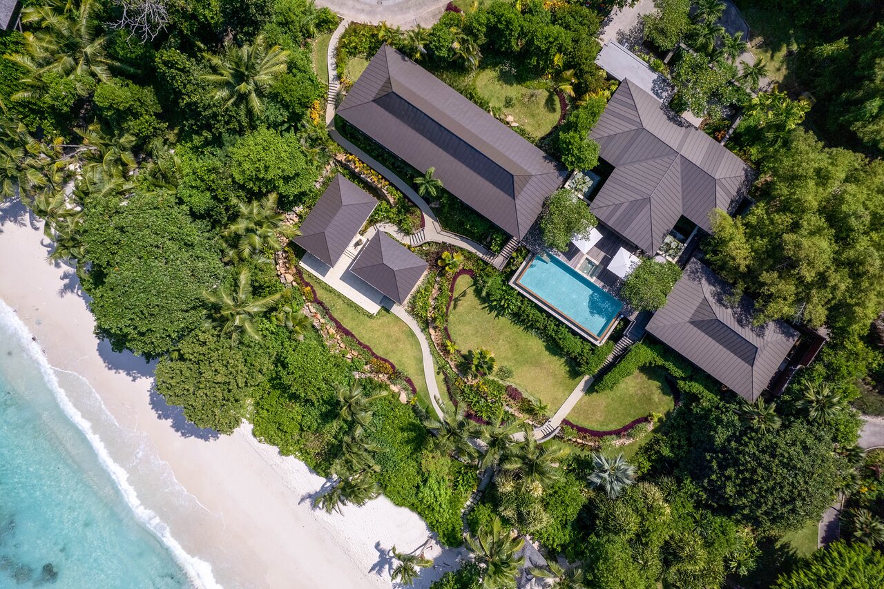 Four Seasons Resort Seychelles villa no putna lidojuma ar privātu baseinu piekrastē un tropu dārzu.