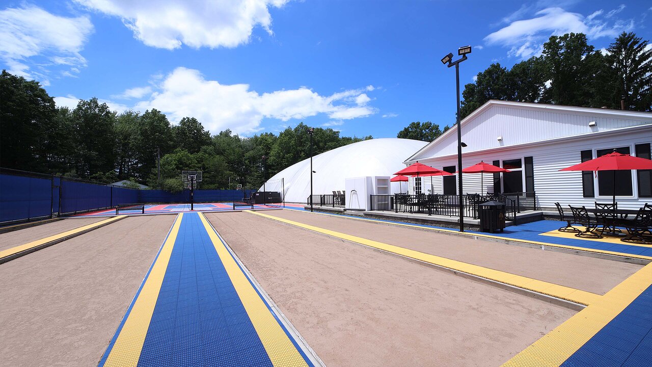 Āra sporta laukums ar terasi pie The GrandResort Limassol Cyprus