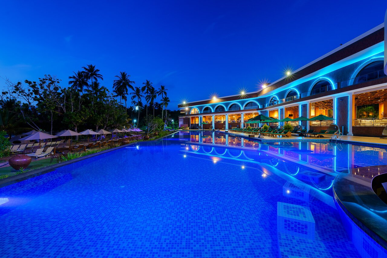 Araliya Beach Resort & Spa izgaismots baseins naktī