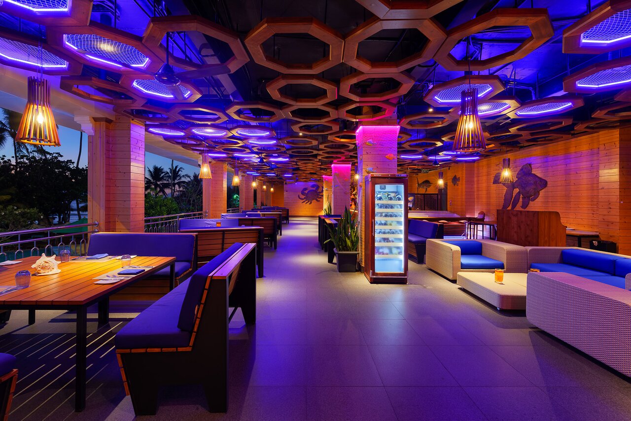 Araliya Beach Resort & Spa modernā restorāna interjers ar neona apgaismojumu.