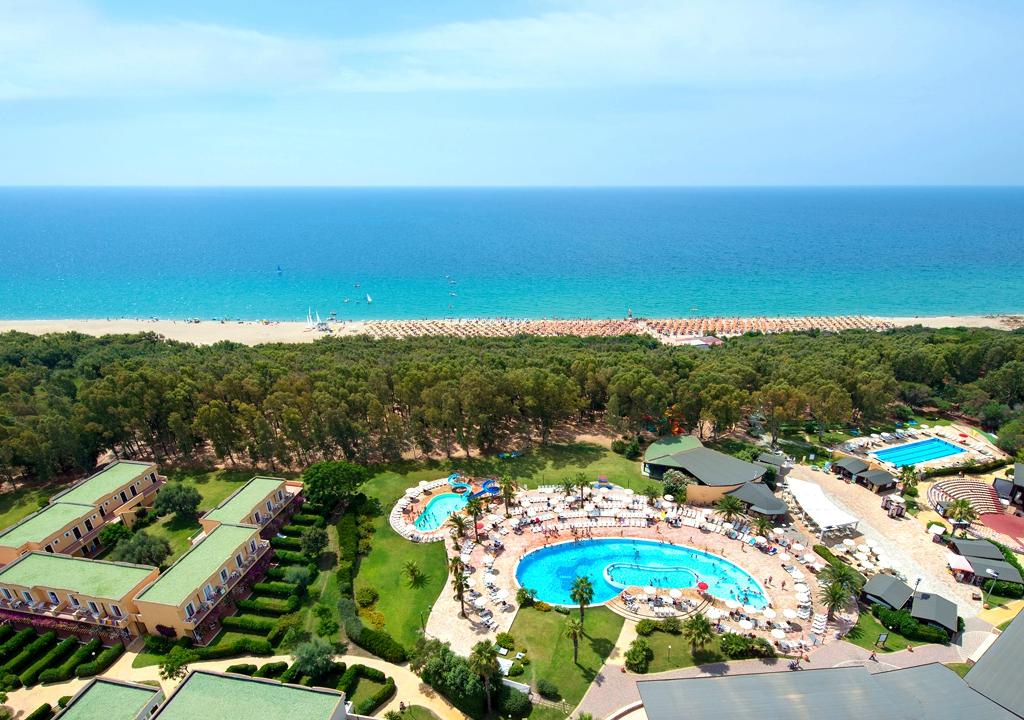 Serene Resort piekrastē ar baseinu un pludmali.