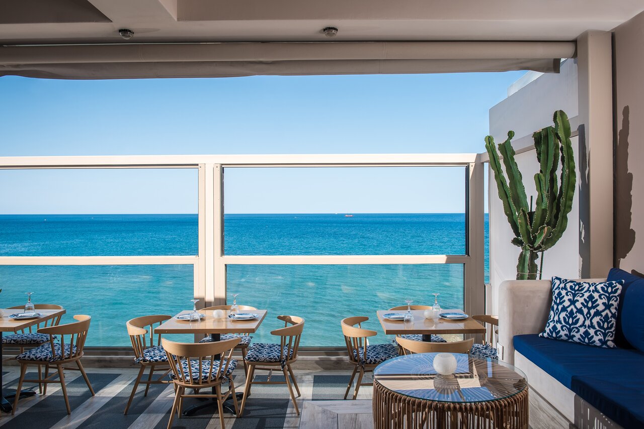 Enorme Serenity Spritz panoramic view with beach and pools