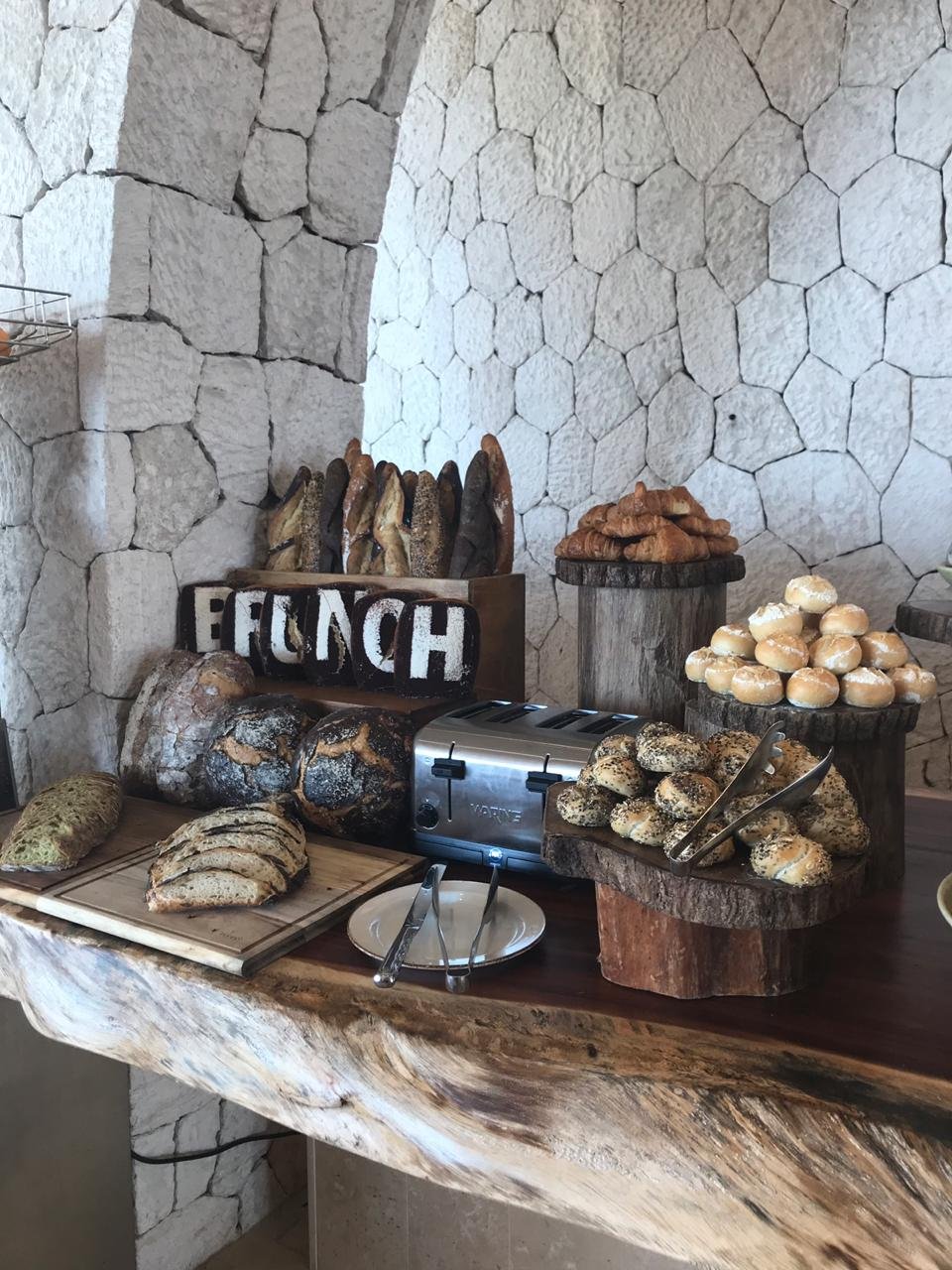 Brokastu bufete ar svaigu maizi viesnīcā Xcaret Mexico.