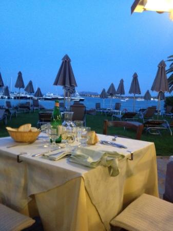 San Paolo restorāns ar skatu uz jūru pie krēslas.