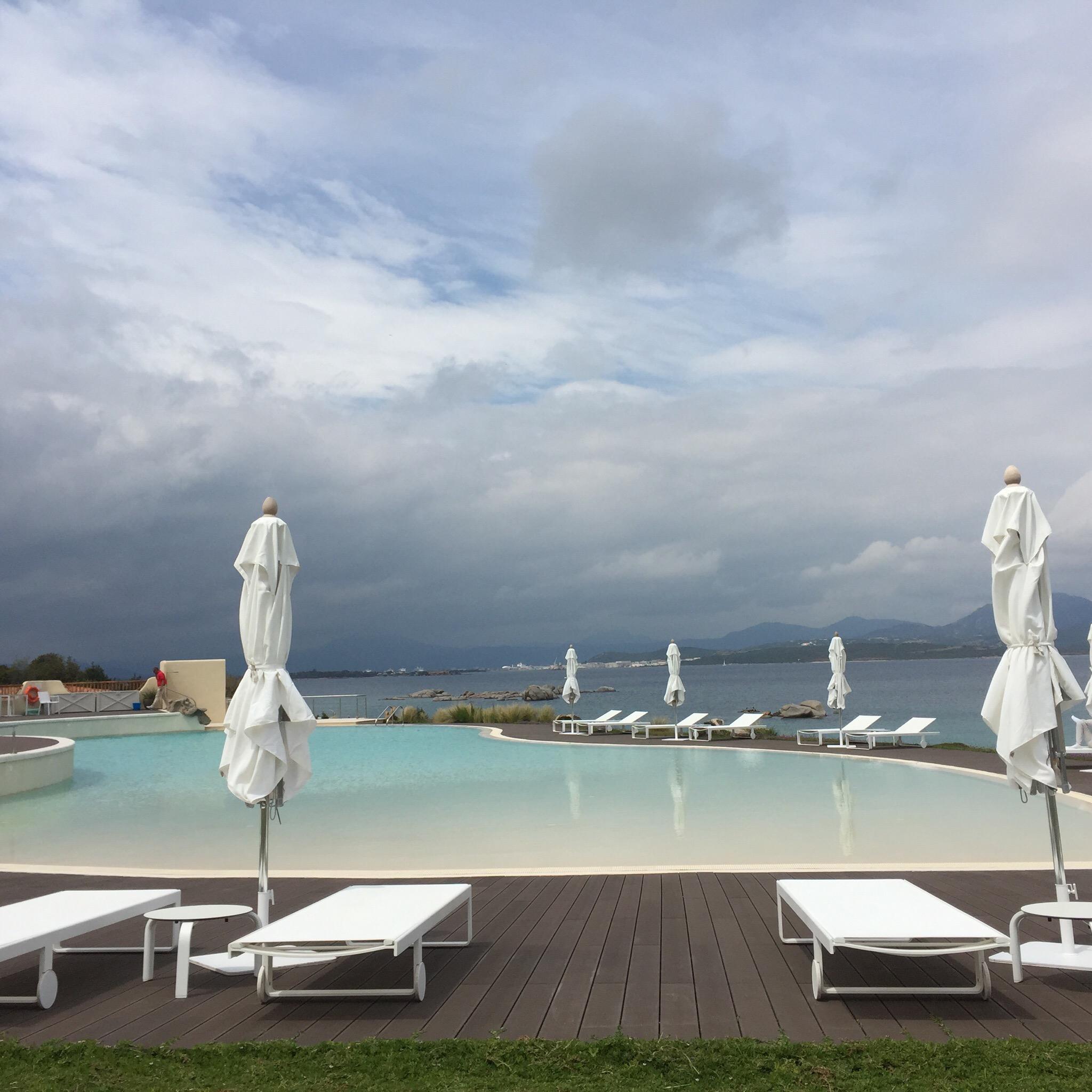 Cala Cuncheddi viesnīcas baseins ar skatu uz jūru