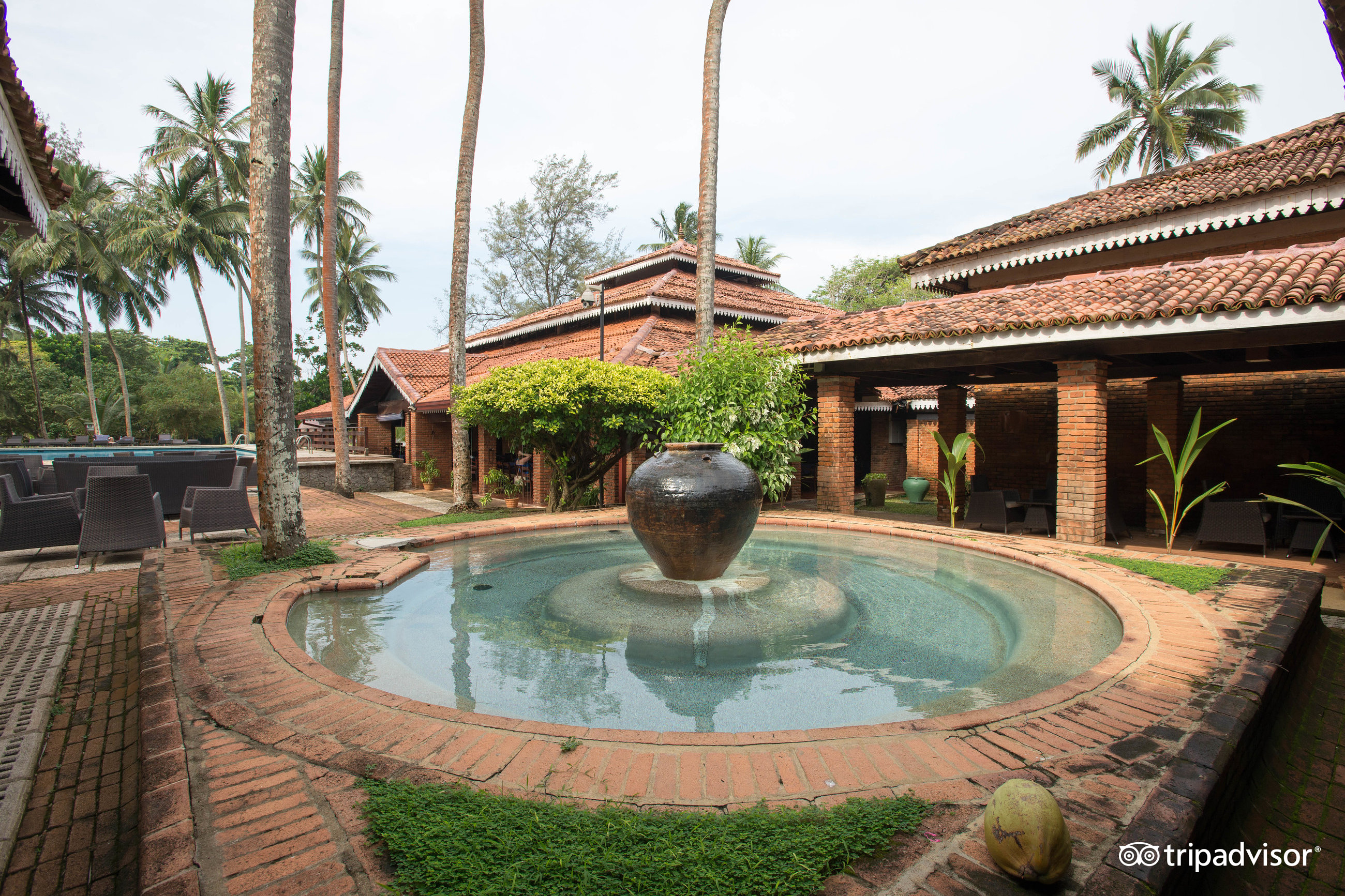 Tropiska ainava pie Club Bentota viesnīcas ar baseinu un palmām.