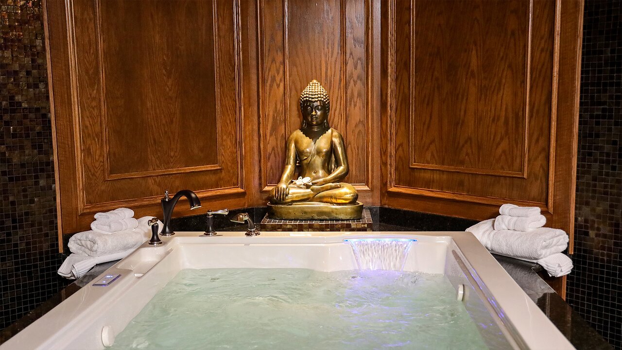 Džakuzi un Budas statuja viesnīcā The GrandResort Limassol Cyprus