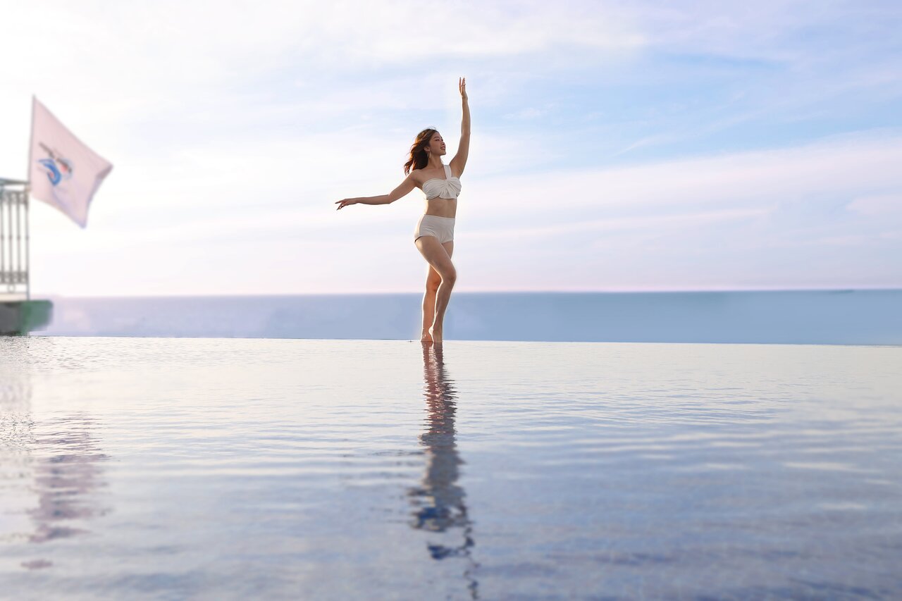 Sieviete peldkostīmā pie bezgalības baseina Vipol Muine Hotel & Spa.