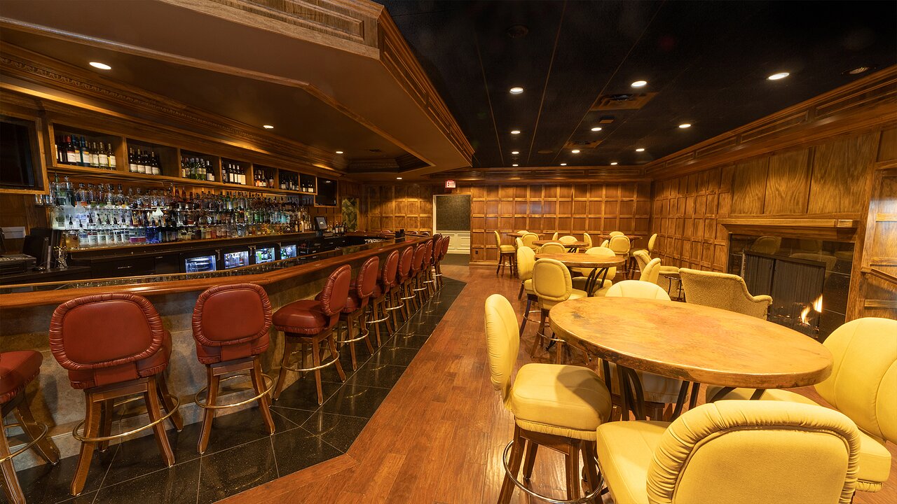 Elegants bārs The GrandResort Limassol Cyprus viesnīcā ar koka interjeru.