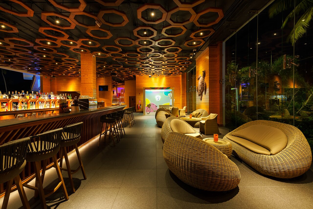 Araliya Beach Resort & Spa modern bārs ar elegantu dizainu